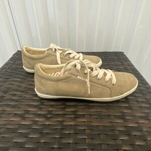 Taos sneakers women’s size 9